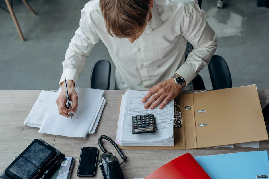 Mali tabloları ve hesap makinesini inceleyen bir aile
