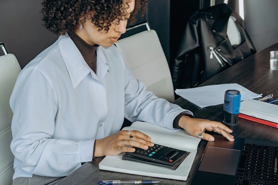 Dizüstü bilgisayarda bütçe planlaması yapan profesyonel